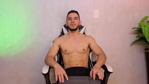 Snapshot of axel_tone chatting on May 2026 03:28:01 PM Axel online show from May 2026 03:28:01 PM