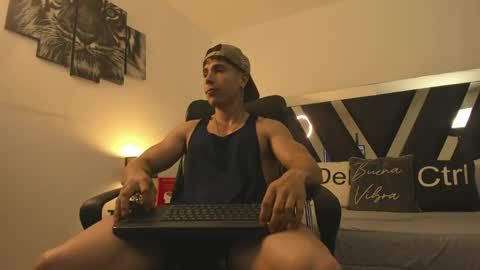 axelmartinezz online show from May 2026 09:01:01 PM