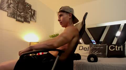 axelmartinezz online show from May 2026 11:54:02 PM