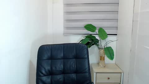 ayalvrs18 online show from February 2025 10:26:01 AM