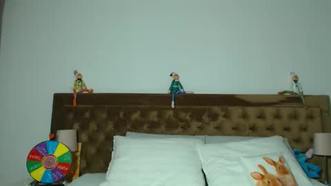 Aylin online show from November 2025 06:00:02 AM