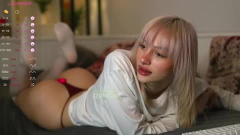 Snapshot of babeholly chatting on February 2025 11:03:02 PM Hey Im your angel Holly online show from February 2025 11:03:02 PM