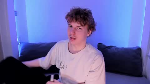 Snapshot of bambiglow chatting on April 2026 11:33:02 AM MICKEY online show from April 2026 11:33:02 AM