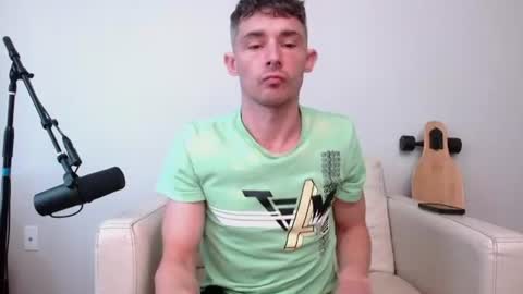 Snapshot of bananacurvesleft chatting on June 2026 03:21:01 PM bananacurvesleft online show from June 2026 03:21:01 PM