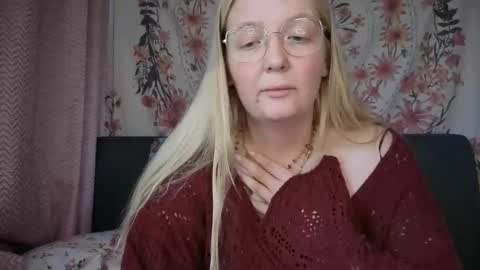 Snapshot of barbiegirl966 chatting on November 2025 11:21:02 AM barbiegirl966 online show from November 2025 11:21:02 AM