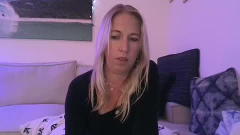 Snapshot of beach_bunny69 chatting on January 2025 05:43:02 AM Emma online show from January 2025 05:43:02 AM