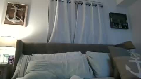 Snapshot of beach_bunny69 chatting on October 2025 04:24:02 AM Emma online show from October 2025 04:24:02 AM