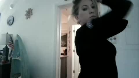 Snapshot of beach_bunny69 chatting on November 2025 09:33:02 AM Emma online show from November 2025 09:33:02 AM