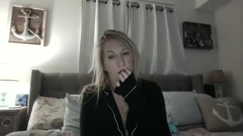 Snapshot of beach_bunny69 chatting on May 2026 09:04:01 AM Emma online show from May 2026 09:04:01 AM