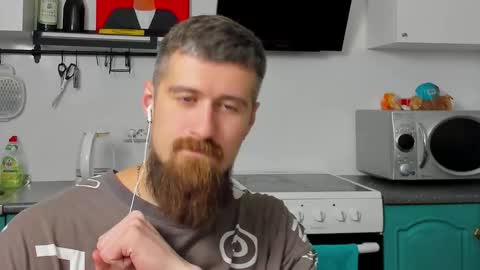 Snapshot of bearded_legend chatting on September 2025 12:01:01 AM Zeus online show from September 2025 12:01:01 AM