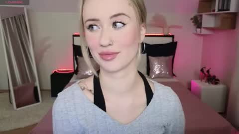 Snapshot of beauty_sashaxx chatting on November 2025 02:43:02 PM beauty Sasha online show from November 2025 02:43:02 PM