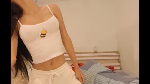 Snapshot of bee_thai chatting on October 2025 08:39:02 PM bee_thai online show from October 2025 08:39:02 PM