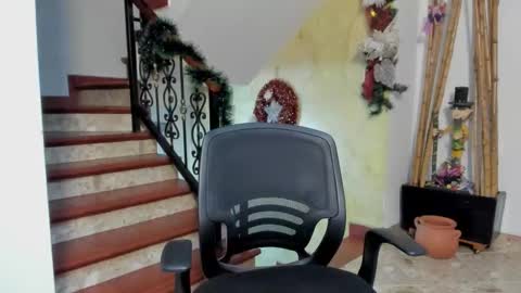 independent model online show from December 2025 04:30:01 AM