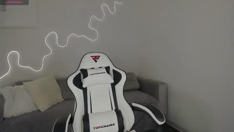 Hi I am Bella online show from December 2025 03:11:01 AM