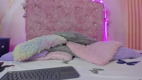 Snapshot of bella__sweets chatting on December 2025 10:34:02 AM Melanie online show from December 2025 10:34:02 AM