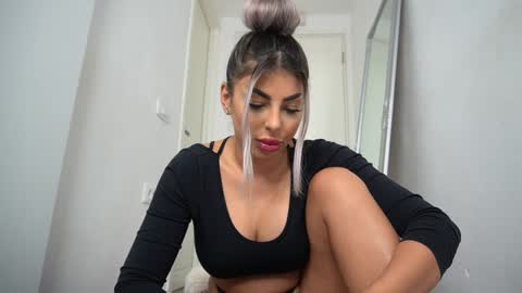 Snapshot of bella_blonda chatting on October 2025 11:45:02 PM Emma Bella online show from October 2025 11:45:02 PM