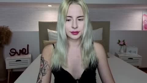 Snapshot of bella_crazyy chatting on June 2026 09:27:02 PM Bella online show from June 2026 09:27:02 PM