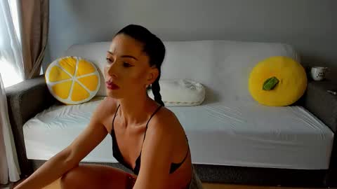 Snapshot of bella_hot77 chatting on November 2025 09:29:01 AM Anna online show from November 2025 09:29:01 AM