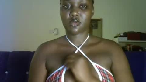 Snapshot of bella_reina chatting on July 2026 07:01:02 AM bella_reina online show from July 2026 07:01:02 AM