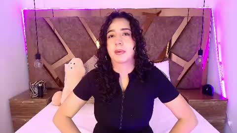 Bella Swwan  online show from June 2026 06:32:01 PM