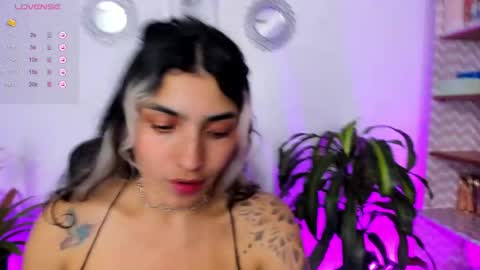 Snapshot of bella_thorne3 chatting on January 2025 03:20:01 AM Bella online show from January 2025 03:20:01 AM