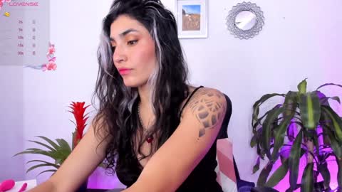 Snapshot of bella_thorne3 chatting on January 2025 08:00:02 PM Bella online show from January 2025 08:00:02 PM