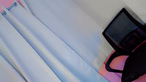 Snapshot of bellafucks1 chatting on December 2024 07:17:01 AM Bella rowt online show from December 2024 07:17:01 AM