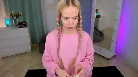 Snapshot of bellamontgomery chatting on May 2026 10:15:02 PM Bella online show from May 2026 10:15:02 PM