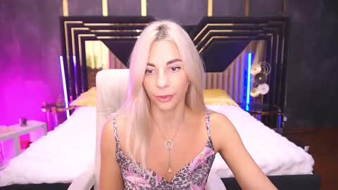 Bella online show from November 2025 09:04:01 PM