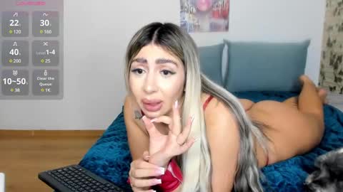 Snapshot of belle_hallle chatting on December 2024 07:59:02 PM LucyJelly online show from December 2024 07:59:02 PM