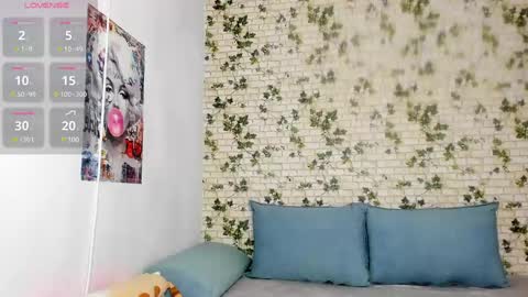 Snapshot of belle_hallle chatting on January 2025 04:33:01 PM LucyJelly online show from January 2025 04:33:01 PM