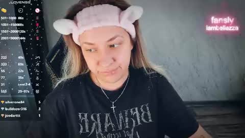 Snapshot of bellezza_ chatting on June 2026 05:03:02 PM Your Annabelle Wolf online show from June 2026 05:03:02 PM