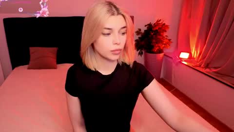 Snapshot of best_trip chatting on May 2026 08:06:02 PM Danny and Kira online show from May 2026 08:06:02 PM