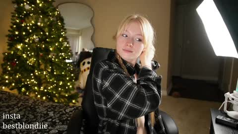 Snapshot of bestblondiiecb chatting on December 2024 05:31:01 PM Chloe Next stream on Friday online show from December 2024 05:31:01 PM