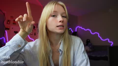 Snapshot of bestblondiiecb chatting on January 2025 05:31:01 PM Chloe Next stream on Friday online show from January 2025 05:31:01 PM
