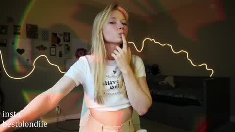 Snapshot of bestblondiiecb chatting on January 2025 08:34:02 PM Chloe Next stream on Friday online show from January 2025 08:34:02 PM