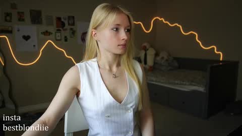 Snapshot of bestblondiiecb chatting on March 2025 05:50:02 PM Chloe Next stream on Friday online show from March 2025 05:50:02 PM