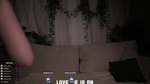 Snapshot of bezuya chatting on December 2025 01:24:02 AM Eliz online show from December 2025 01:24:02 AM