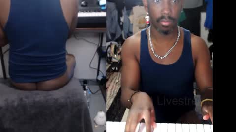 Snapshot of bicepsandfrot chatting on September 2025 01:18:01 AM BicepsandFrot online show from September 2025 01:18:01 AM