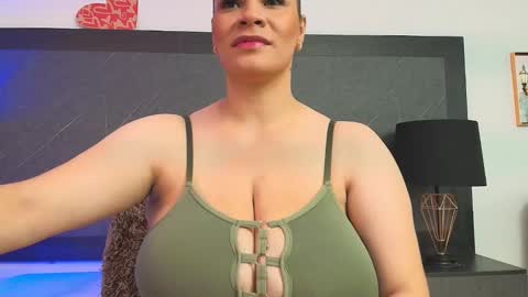 Snapshot of big_tits_in_your_face chatting on December 2024 07:54:01 PM Tell me Sophia  online show from December 2024 07:54:01 PM