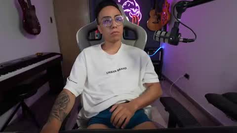 Snapshot of bigxboy96 chatting on February 2025 04:04:01 AM bigxboy96 online show from February 2025 04:04:01 AM