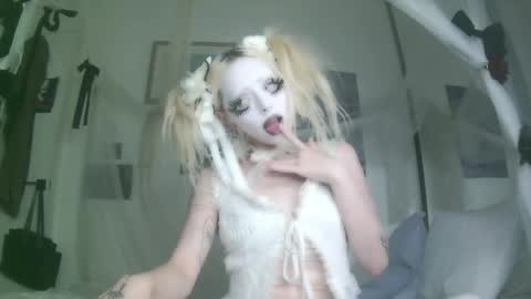 vampire fang  online show from October 2025 07:12:02 PM