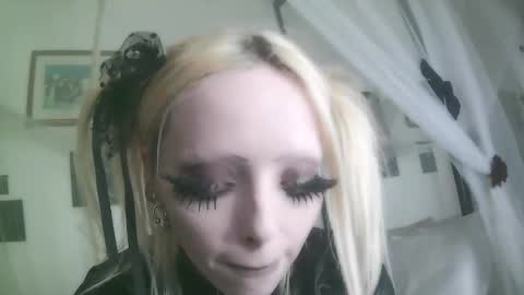 Snapshot of bl0odsyring3 chatting on December 2025 08:04:01 PM vampire fang online show from December 2025 08:04:01 PM