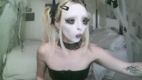 vampire fang  online show from March 2026 06:23:02 PM