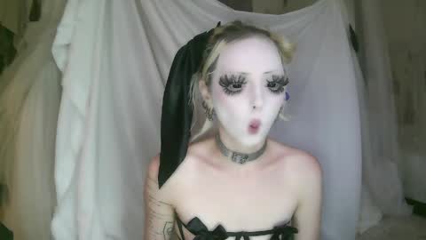 vampire fang  online show from April 2026 06:12:01 PM