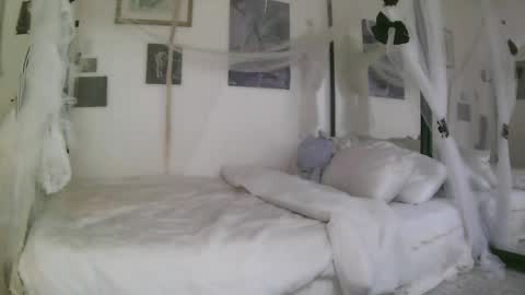 Snapshot of bl0odsyring3 chatting on May 2026 05:54:02 PM vampire fang online show from May 2026 05:54:02 PM