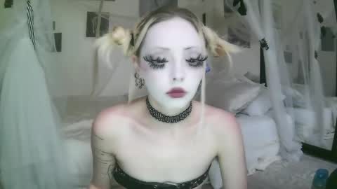 Snapshot of bl0odsyring3 chatting on May 2026 05:40:02 PM vampire fang online show from May 2026 05:40:02 PM