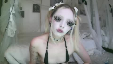 Snapshot of bl0odsyring3 chatting on May 2026 06:58:02 PM vampire fang online show from May 2026 06:58:02 PM