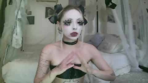 Snapshot of bl0odsyring3 chatting on May 2026 07:54:02 PM vampire fang online show from May 2026 07:54:02 PM