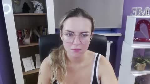 Snapshot of blackrosezoey chatting on September 2025 04:23:01 AM Z O E Y online show from September 2025 04:23:01 AM